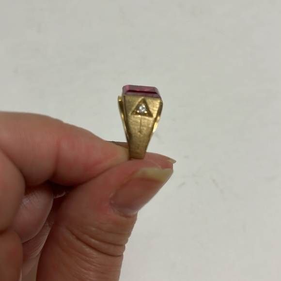 Diamond Arrow Motif Red Stone Half-Bezel Men's Ring - Picture 3 of 9